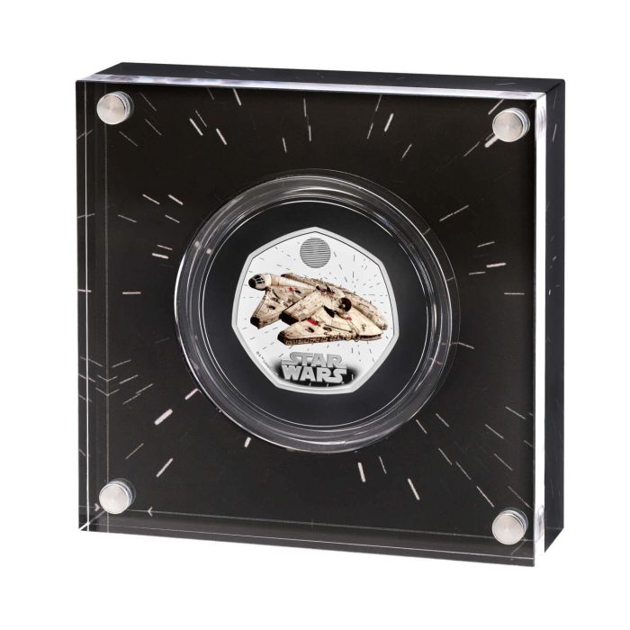 uk24mfsc---star-wars-milennium-falcon-uk-50p-silver-proof-colour-coin-acrylic-block-left-1500x1500-f3a2c67 Moneda de plata coloreada £0.5 Reino Unido 2024 – Star Wars: Halcón Milenario - Imagen 2